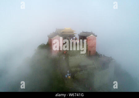 Luftaufnahme von Wudang Berg (Berg Wudang oder Wudangshan Berge) durch Nebel und Wolken in der bezirksfreien Stadt umgeben, die Zentrale China Provinz Hubei, 23 J Stockfoto