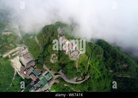 Luftaufnahme von Wudang Berg (Berg Wudang oder Wudangshan Berge) durch Nebel und Wolken in der bezirksfreien Stadt umgeben, die Zentrale China Provinz Hubei, 23 J Stockfoto