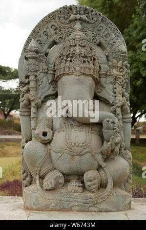 Hoysaleswara Tempel, die auch einfach als die Halebidu Tempel, ist ein aus dem 12. Jahrhundert Hindu Tempel zu Shiva gewidmet. größte Denkmal in Halebidu. Stockfoto