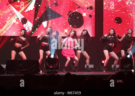Mitglieder der koreanischen Mädchen Gruppe CLC auf dem Konzert in Hongkong, China, 20. Juli 2018 durchzuführen. Stockfoto