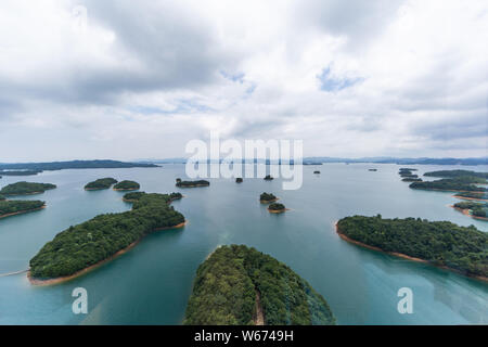 Landschaft der Lushan Xihai scenic Spot in Conghua City, der ostchinesischen Provinz Jiangxi, 8. Juli 2018. 99 Meter hohen gläsernen Turm war offen für Pub Stockfoto