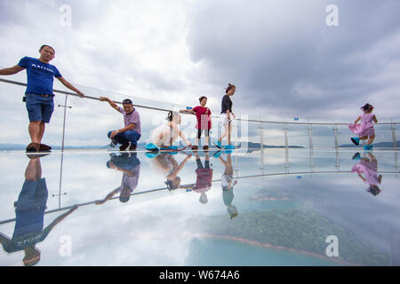 Touristen genießen die Landschaft auf der 99 Meter hohen gläsernen Turm an der Lushan Xihai scenic Spot in Conghua City, der ostchinesischen Provinz Jiangxi, 8 Ju Stockfoto