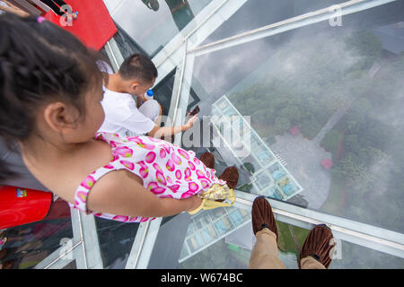 Touristen genießen die Landschaft auf der 99 Meter hohen gläsernen Turm an der Lushan Xihai scenic Spot in Conghua City, der ostchinesischen Provinz Jiangxi, 8 Ju Stockfoto