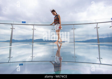 Touristen genießen die Landschaft auf der 99 Meter hohen gläsernen Turm an der Lushan Xihai scenic Spot in Conghua City, der ostchinesischen Provinz Jiangxi, 8 Ju Stockfoto