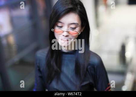 Chinesische Modell Xi Mengyao, besser als Ming Xi bekannt ist, dargestellt an einem Flughafen in Shanghai, China, 2. Juli 2018. Stockfoto