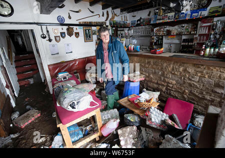 Rowena Hutchinson, Inhaber von The Red Lion Inn in Langthwaite, North Yorkshire, steht in der Bar ihres Pub, der durch das Hochwasser verwüstet wurde, nachdem Teile der Region hatte bis zu 82,2 mm Regen in 24 Stunden am Dienstag. Stockfoto