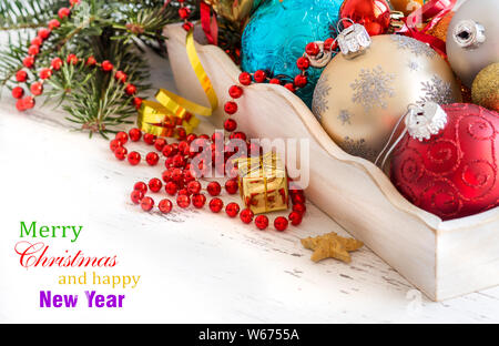 Holz- Fach mit bunten Weihnachtsschmuck Grenze Stockfoto