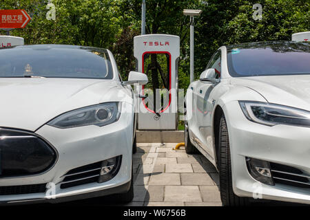 ---- Elektrofahrzeuge (EV) werden bei einem Tesla Ladestation in Shanghai, China, 26. Juni 2018 berechnet. Nach Elektrofahrzeug Teekocher Tesl Stockfoto