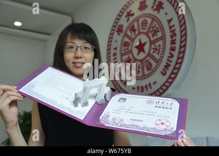 Eine Lehrerin zeigt die 2018 Tsinghua Universität Zulassung mit einem 3D-Papier Skulptur des symbolischen Zweite Tor ¨C die "alten Tor" der Hochschule Stockfoto