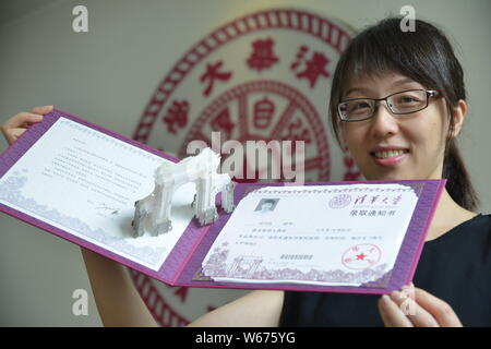 Eine Lehrerin zeigt die 2018 Tsinghua Universität Zulassung mit einem 3D-Papier Skulptur des symbolischen Zweite Tor ¨C die "alten Tor" der Hochschule Stockfoto