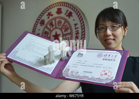 Eine Lehrerin zeigt die 2018 Tsinghua Universität Zulassung mit einem 3D-Papier Skulptur des symbolischen Zweite Tor ¨C die "alten Tor" der Hochschule Stockfoto