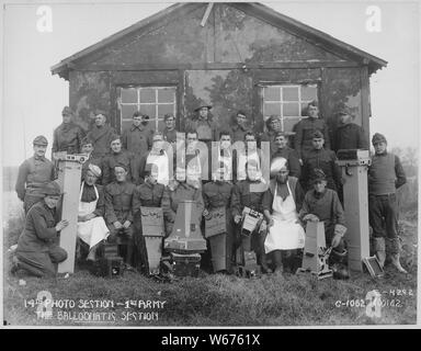 Große Steichen und Base Foto Abschnitt am Hauptsitz, Air Service, Paris, Frankreich. Air Service fotografische Abschnitt., Ca. 1918-ca. 1919; Allgemeine Hinweise: Verwenden Sie Krieg und Konflikt Nummer 606 bei der Bestellung eine Reproduktion oder Anforderung von Informationen zu diesem Bild. Stockfoto