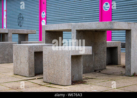 Beton Möbel außerhalb einen Fisch und Chip Shop in Gravesend pier, Kent. Der Stil ist in 50 brutalist Mode. Stockfoto