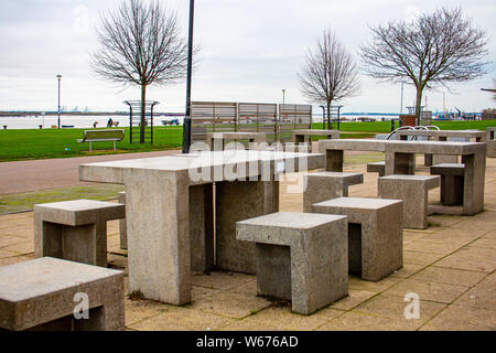 Beton Möbel außerhalb einen Fisch und Chip Shop in Gravesend pier, Kent. Der Stil ist in 50 brutalist Mode. Stockfoto