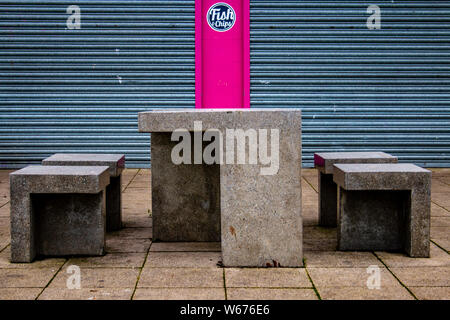 Beton Möbel außerhalb einen Fisch und Chip Shop in Gravesend pier, Kent. Der Stil ist in 50 brutalist Mode. Stockfoto