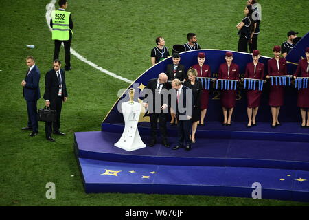 FIFA-Präsident Gianni Infantino, Mitte links, im Gespräch mit dem russischen Präsidenten Wladimir Putin als Sie warten auf Spieler von Kroatien und Frankreich nach Fran Stockfoto