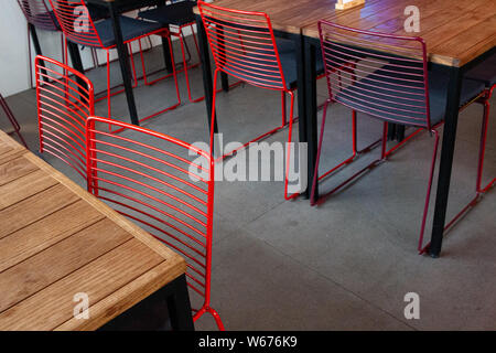 Red Chair mit Holz Tisch im Restaurant, Seoul Stockfoto