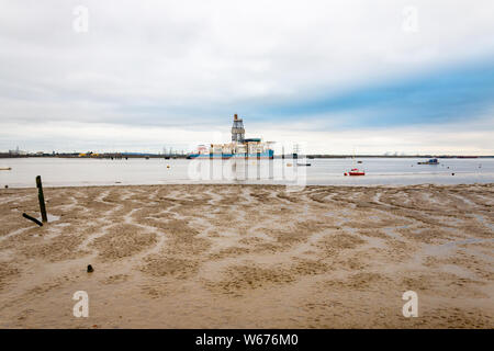 Von der Gravesend pier Geschossen, dies zeigt die Tilbury nach Göteborg Fährverbindung. Dies ist auch ein Knotenpunkt Weg durch die Themse für den Versand. Stockfoto