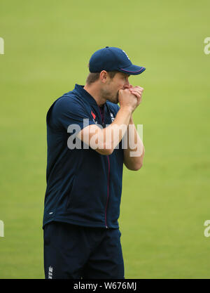 BIRMINGHAM, ENGLAND. 31. JULI 2019: Chris Woakes Wärmt die Hände vor dem Specsavers Asche erste Testspiel bei Edgbaston Cricket Ground, Birmingham. Credit: Cal Sport Media/Alamy leben Nachrichten Stockfoto