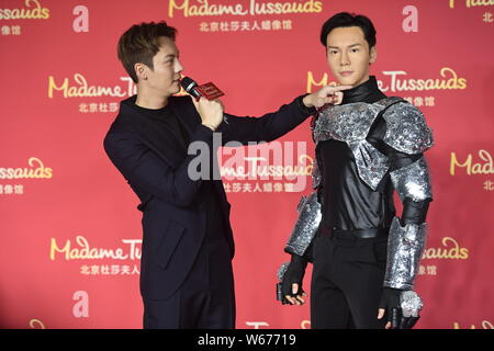 Hong Kong Sänger und Schauspieler William Chan stellt während einer enthüllungsfeier Für eine Wachsfigur von ihm im Madame Tussauds Wax Museum in Peking, China Stockfoto