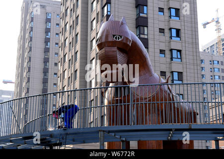 Eine 10 Meter hohe hölzerne Nachbildung des Trojanischen Pferdes ist auf Anzeige in der Nähe einer Wohngegend in Shenyang City, im Nordosten der chinesischen Provinz Liaoning, 4. Juli Stockfoto