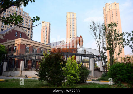 Eine 10 Meter hohe hölzerne Nachbildung des Trojanischen Pferdes ist auf Anzeige in der Nähe einer Wohngegend in Shenyang City, im Nordosten der chinesischen Provinz Liaoning, 4. Juli Stockfoto