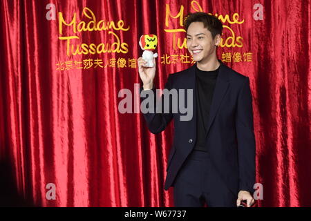 Hong Kong Sänger und Schauspieler William Chan stellt während einer enthüllungsfeier Für eine Wachsfigur von ihm im Madame Tussauds Wax Museum in Peking, China Stockfoto