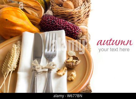 Herbst Tabelle Einstellung mit Getreide, Nüsse und Kürbisse Stockfoto