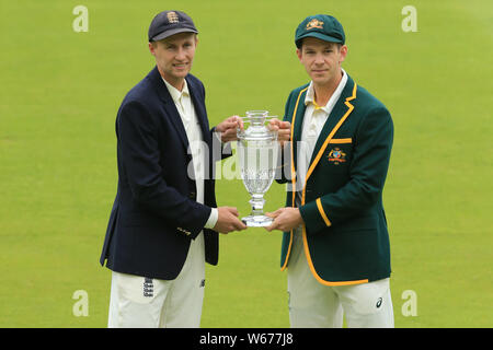 BIRMINGHAM, ENGLAND. 31. JULI 2019: Joe Root von England und Tim Paine von Australien pose mit der Asche Crystal Urn Trophäe vor dem Specsavers Asche erste Testspiel bei Edgbaston Cricket Ground, Birmingham. Stockfoto