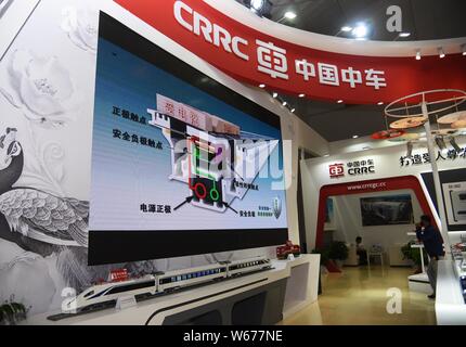 ---- Blick auf den Stand von Crrc (China Eisenbahnrollmaterial Corp Ltd) während einer Ausstellung in Kunming, Provinz Yunnan im Südwesten Chinas, 18 J Stockfoto