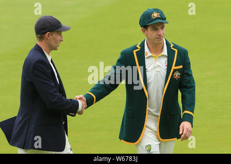 BIRMINGHAM, ENGLAND. 31. JULI 2019: Joe Root von England und Tim Paine von Australien schütteln Hände vor dem Specsavers Asche erste Testspiel bei Edgbaston Cricket Ground, Birmingham. Stockfoto