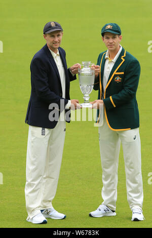 BIRMINGHAM, ENGLAND. 31. JULI 2019: Joe Root von England und Tim Paine von Australien pose mit der Asche Crystal Urn Trophäe vor dem Specsavers Asche erste Testspiel bei Edgbaston Cricket Ground, Birmingham. Stockfoto