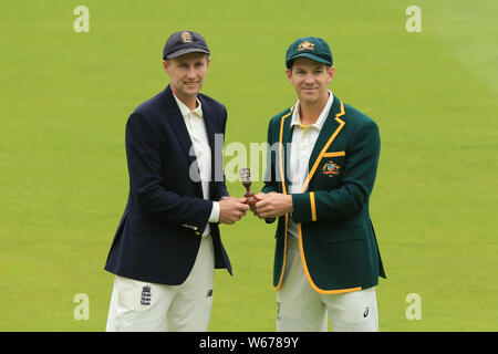 BIRMINGHAM, ENGLAND. 31. JULI 2019: Joe Root von England und Tim Paine von Australien pose mit der Asche Urne Trophäe vor dem Specsavers Asche erste Testspiel bei Edgbaston Cricket Ground, Birmingham. Stockfoto