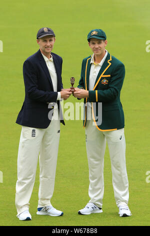 BIRMINGHAM, ENGLAND. 31. JULI 2019: Joe Root von England und Tim Paine von Australien pose mit der Asche Urne Trophäe vor dem Specsavers Asche erste Testspiel bei Edgbaston Cricket Ground, Birmingham. Stockfoto