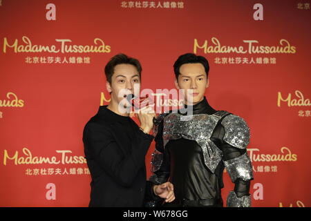 Hong Kong Sänger und Schauspieler William Chan stellt während einer enthüllungsfeier Für eine Wachsfigur von ihm im Madame Tussauds Wax Museum in Peking, China Stockfoto