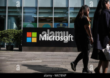 ---- Fußgänger vorbei an einem Namensschild von Microsoft in Peking, China, 5. September 2017. Es kann am besten für seine Betriebssysteme und offic bekannt sein. Stockfoto