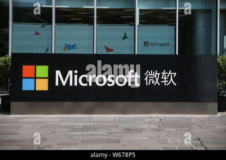 ---- Fußgänger vorbei an einem Namensschild von Microsoft in Peking, China, 5. September 2017. Es kann am besten für seine Betriebssysteme und offic bekannt sein. Stockfoto