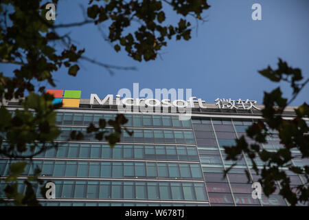 ---- Fußgänger vorbei an einem Namensschild von Microsoft in Peking, China, 5. September 2017. Es kann am besten für seine Betriebssysteme und offic bekannt sein. Stockfoto