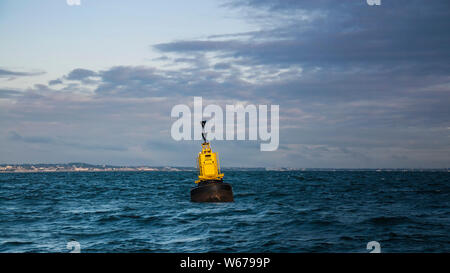 South Gelb Kardinal Boje markieren südlichen Ende von Burford Bank, die Bucht von Dublin, der Irischen See, mit Dublin City und Dún Laoghaire für den Hintergrund. Stockfoto