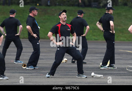 Ein Darsteller aus Neuseeland führt die Hakka während einer Probe der Royal Edinburgh Military Tattoo 2019 in Redford Barracks in Edinburgh. Das Thema in diesem Jahr ist Kaleidoskop und fast 1.200 Darsteller aus aller Welt nehmen daran teil. Stockfoto