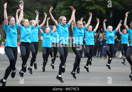 Highland Tänzer während einer Probe der Royal Edinburgh Military Tattoo 2019 in Redford Barracks in Edinburgh. Das Thema in diesem Jahr ist Kaleidoskop und fast 1.200 Darsteller aus aller Welt nehmen daran teil. Stockfoto