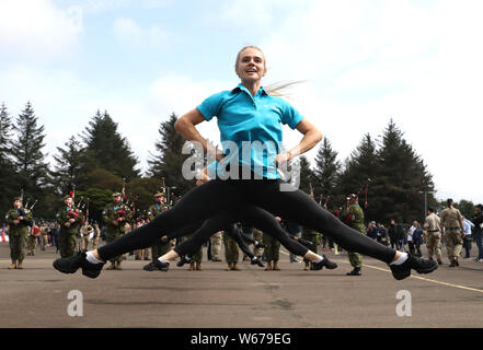 Highland Tänzer während einer Probe der Royal Edinburgh Military Tattoo 2019 in Redford Barracks in Edinburgh. Das Thema in diesem Jahr ist Kaleidoskop und fast 1.200 Darsteller aus aller Welt nehmen daran teil. Stockfoto