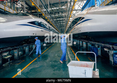 Chinesische Arbeiter sauber CRH (China Railway High speed) Bullet Zug Maintenance Station auf einem heißen Tag in Wuhan City, Central China Hubei pr Stockfoto