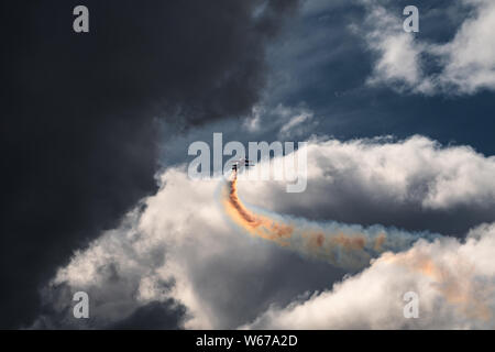 Kunstflug solo führt bei Bray Air Display 2019 in den offenen Himmel. Irland. Stockfoto