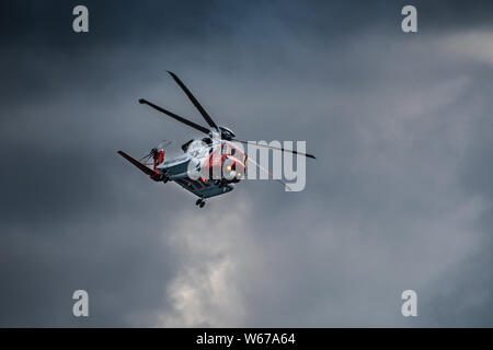 Irish Coast Guard Hubschrauber bei Bray Air Display 2019 in den offenen Himmel. Sikorsky S-92 EIN EI-ICG Stockfoto