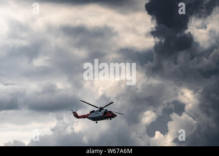 Irish Coast Guard Hubschrauber bei Bray Air Display 2019 in den offenen Himmel. Sikorsky S-92 EIN EI-ICG Stockfoto