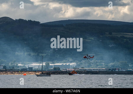 Irish Coast Guard Hubschrauber bei Bray Air Display 2019 in Zusammenarbeit mit dem Rettungsboot. Sikorsky S-92 EIN EI-ICG. Stockfoto