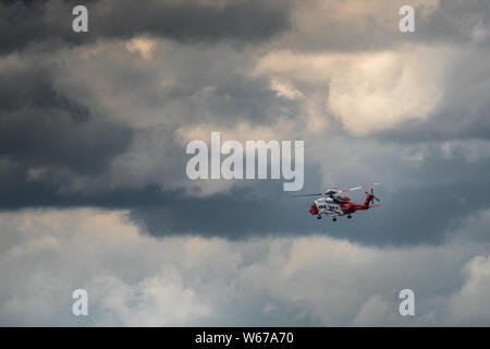 Irish Coast Guard Hubschrauber bei Bray Air Display 2019 in den offenen Himmel. Sikorsky S-92 EIN EI-ICG Stockfoto