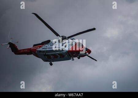 Irish Coast Guard Hubschrauber bei Bray Air Display 2019 in den offenen Himmel. Sikorsky S-92 EIN EI-ICG Stockfoto