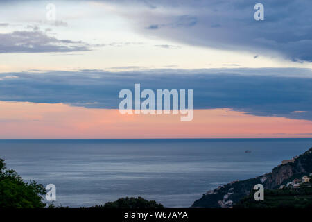 Sonnenuntergang über dem Tyrrhenischen Meer, gesehen von der Terrasse der Unendlichkeit oder Terrazza dell'Infinito, Villa Cimbrone, Ravello, Amalfi Küste von Italien Stockfoto